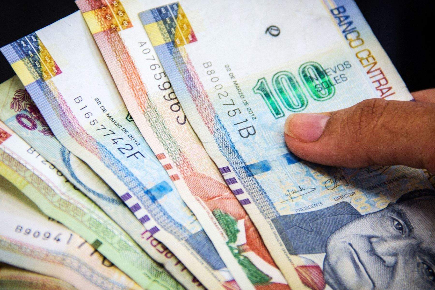 EFECTIVO (Soles, Pesos Chilenos y Dólares)